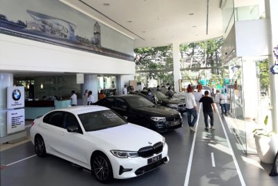 BMW Astra Saloon Week, Surabaya. Mengakomodir kebutuhan penggemar sedan premium, dengan berbagai penawaran promo menarik.