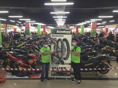 Joko Suseno &amp; Ega PT. King Tire Indonesia. Peduli dengan penghobi modifikasi tanah air, melalui sajian produk ban fashionable.