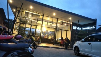 Bekvam Cafe &amp; Resto, Malang : REPRESENTATIF TONGKRONGAN MASA KINI, DENGAN MENU SAJIAN ATRAKTIF UNTUK SEMUA KALANGAN