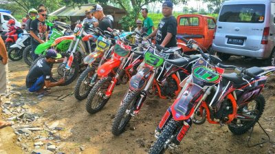 Tri Priyo Nugroho - Nugroho Motocross Training, Kediri : EKSISTENSI INSTRUKTUR TIGA GENERASI MEMANG BEDA !