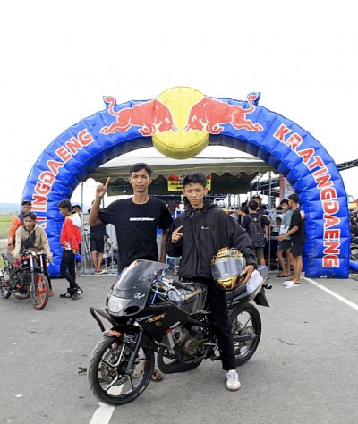 Rifarel Rizqienda Putra - X One Racing Team, Kediri : DITEMPA JADI PEMBALAP MULTI TALENT, KINI TAMPIL MERIAHKAN DRAG BIKE NASIONAL !