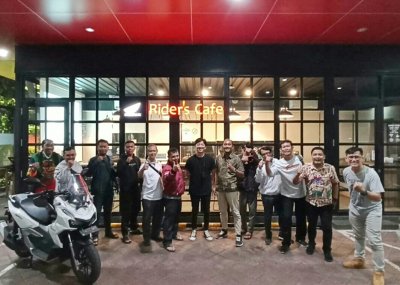 Bikers Honda ADV Kopdar Hybrid di MPM Riders Café Surabaya