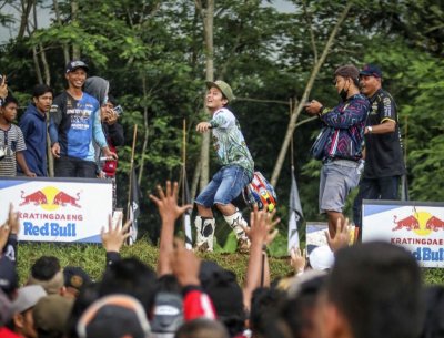 Pangeran Nurhikmah Putra Jaya. Akankah kembali mengulang aksinya melempar jersey, T-Shirt &amp; apparel akan terulang di sirkuit Bung Karno, Tegal ?