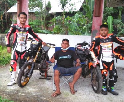 ATS Racing Team, Gresik. Tuner drag bike bertransformasi ke racing school, dengan rider M. Rizal &amp; Fabrio Pratama.