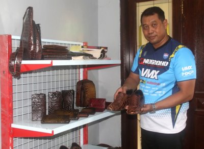 Daniel Owner Daniel Kulit Collection, Papua. Pengrajin kulit buaya sukses dalam bisnis &amp; sukses menghantar prestasi cross Reyno sang putra mengukir prestasi.