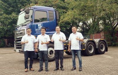 Astra UD Trucks Hadirkan  Quester Euro 5 Berbahan Bakar BioSolar. Dhenny Nur Wakid (Regioon Head 1 - Jabodetabek &amp; Bandung Astra UD Trucks), Bambang Widjanarko (Chief Operating Officer Astra UD Trucks), Winarto Martono  (Chief Executive Astra UD Trucks), Budi Rudianto (Service Head Astra UD Trucks)