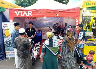 Pasar Rakyat Kediri. Momen spesial mengenalkan produk Viar Star NX 100 cc terbaru di public Kediri. 