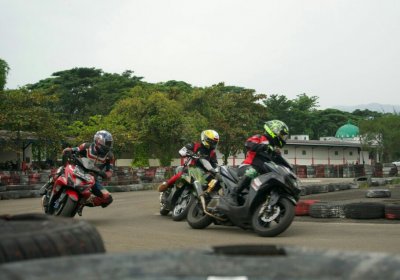 #AeroxTrackDay Mengulas Lebih Dalam Kelebihan Yamaha All New Aerox 155 Connected di Atas Lintasan Sirkuit