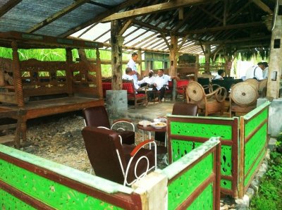 Cafe &amp; Resto Sambat Luwe, Malang : TONGKRONGAN JAMAN DEMANG TAPI MENCERDASKAN