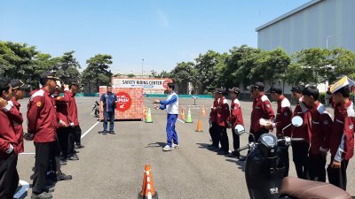 Peringati Hari Pendidikan, MPM Honda Jatim Edukasi 500 Siswa pentingnya #Cari_Aman di MPM Safety Riding Course