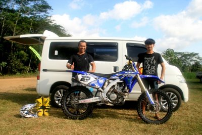 Legong &amp; Travindo Sabar Subur Cell MX Team, Trenggalek. Sarana booster promosi gerai gadget berbalut kaderisasi crosser MX2 Novice. 