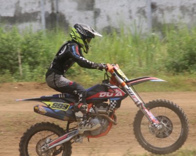 Radit Putra Wicaksono Darul Ulum Agung MX Training. Intens memperdalam ilmu motocross, sejak 85 cc hingga dihadapkan dengan bengisnya kompetisi MX2 Novice.