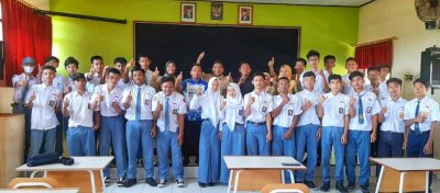 Indra, Team Pengajar &amp; Siswa SMK PGRI 1 Pacitan. Semangat menyongsong cakrawala &amp; era baru, dipersiapkan sejak melalui dunia pendidikan.  