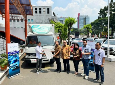 Bayu Aprizal, General Manager Product Strategy PT. Krama Yudha Tiga Berlian Motors menyerahkan kunci eCanter secara simbolis kepada perwakilan PT. Pos Indonesia, Bapak Hariadi.