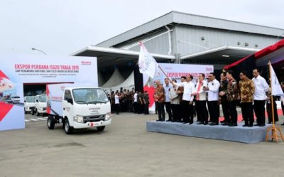 Sesi Pelepasan Export Isuzu Traga. Dihadiri oleh Presiden Jokowi, jajaran menteri &amp; petinggi Isuzu.