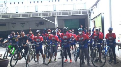 H. Rokhmawan &amp; Boss Mild Cycling Club. Berada di check point pabrik rokok Boss Mild, Siap-siap gowes meluncur ke rumah makan Sri Pandaan.