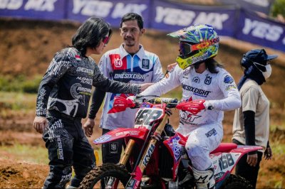 Mevans Sanggramawijaya. Mendapat perhatian serius dari lingkungan Onesixeight Motocross Team, mengawal sang Pangeran siasati geometri GasGas MC 250F pacuan terbarunya. 