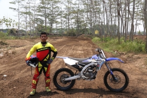 Pembalap Motocross Junior Muhamad Ikbal Riswana. Remaja milenial Samarinda yang menarik perhatian pemerhati motocross saat Pra PON 2019. 