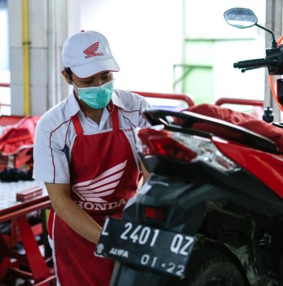 Pengecekan kondisi busi. Lakukan dengan terjadwal untuk mendapatkan performa mesin yang ideal &amp; hemat bahan bakar. 