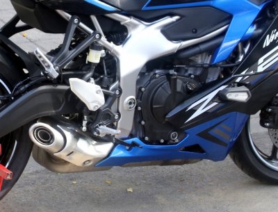 Kawasaki ZX 250R. Penggantian periodik pelumas mesin, kapasitas lebih banyak, sesuai kebutuhan 4 silinder. 