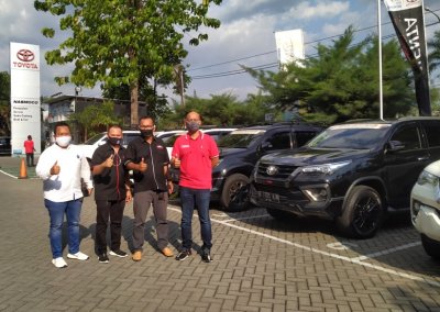 Kacab Nasmoco Ringroad Solo Chitra Ortho Prayundityo bersama Tri Wibowo, Ahmad Bahar, &amp; Sales Supervisor Nasmoco Ringroad Solo Aries Gunawan. Kerjasama solid &amp; mengembangkan misi-visi komunitas milenial.