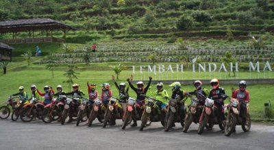 Gabungan Komunitas CRF 150L. Mengabadikan panorama iconic di tengah kegiatan &quot;CRF 150L Jelajah Alam&quot;. 