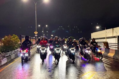 Ratusan Komunitas Ramaikan All New Honda Vario 125 Night Ride di Surabaya