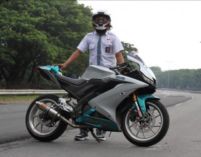 Imas &amp; gacoan corneringnya. Berusaha memilah antara balap liar dan balap resmi di conering.