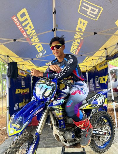 M. Rizqi Crosser Bonaharto Dumasari MyOne Hudgrapix Akar Mas MX Team : SABET GELAR DOUBLE WINNER, FIX AKAN MENGUNCI PETA KEKUATAN MX2 DI 2026