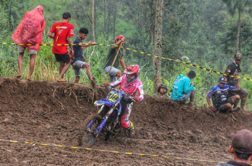 H. Puji Purwanto - Mastrip MX Team, Tulungagung : AKSI BERKELAS DI LAGA MUD RACE PANDANSARI, MEMANCING  PERHATIAN PELAKU MOTOCROSS !