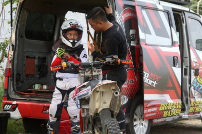 Kun Azam 007 &amp; Abah Munir. Bijak melawan Pandemi Covid-19, berinisiatif mengasah skill upaya mempertahankan prestasi di kompetisi motocross kelas 65 cc.