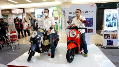 Suwito M &amp; Dendy Sean PT. Mitra Pinasthika Mulia. Saat mengenalkan All New Honda Scoopy generasi terbaru secara virtual.  