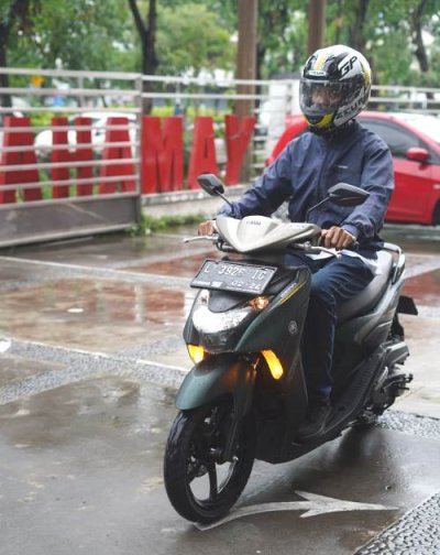 Yamaha Jatim : TIPS PERSIAPAN BERKENDARA DI MUSIM HUJAN