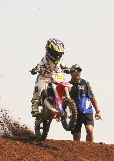 M. Azriel Al Sakha - Rizqy Motorsport : BESAR DI LINGKUNGAN RACING MANIA OTOMOTIF, SEJAK DINI DIKADER JADI CROSSER