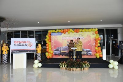 Dari kiri ke kanan: 1. Bapak Aji Jaya – Sales &amp; Marketing Director PT Krama Yudha Tiga Berlian Motors (Batik Cokelat) 2. Bapak Henry Kosala Wahyadiyatmika – Direktur Utama PT Bumen Redja Abadi (Batik Kuning)