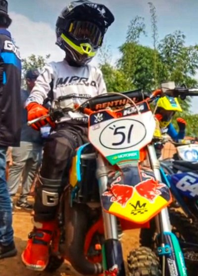 M. Raditya Crosser Tembakau Balap Rizqy Motor Boss Mild MX Team. Semangat di penampilan perdana, optimis kembali merebut gelar terbaiknya. 