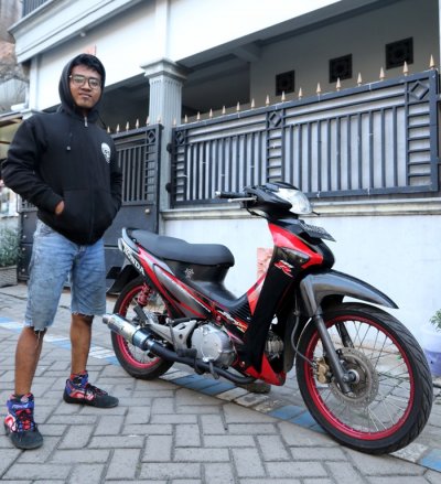 Arul mekanik RAT Motosport, Sidoarjo. Bangga dengan pribadi Adit yang nggak goyah memakai basic Supra-X 125. 