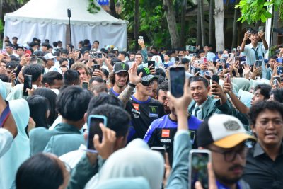 ‎Heboh, Ratusan Pelajar Mataram Meet &amp; Greet dengan Duo Monster Energy Yamaha MotoGP ! ‎