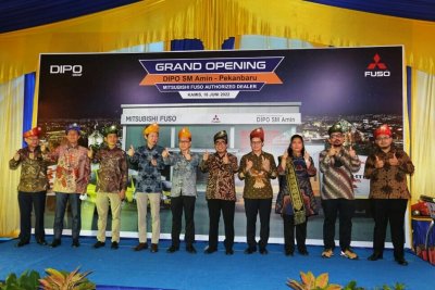 Management PT. KTB Bersama dengan Management PT. DIPO, Pekanbaru saat acara pembukaan dealer 3S di wilayah Pekanbaru pada tanggal 16 Juni 2022.