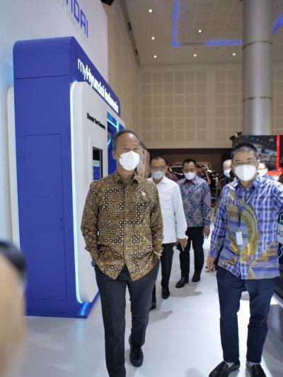 Agus Gumiwang Kartasasmita, Menteri Perindustrian RI mengunjungi booth Hyundai pada perhelatan GIIAS Surabaya 2021 yang terselenggara pada 8-12 Desember 2021 di Grand City Mall &amp; Convex, Surabaya.