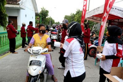 Honda Laris Motor, Pungging, Mojosari. Bekerja sama dengan perangkat desa Jabon Tegal, berbagi takjil &amp; masker, sebagai bentuk kepedulian mencegah penularan covid-19.