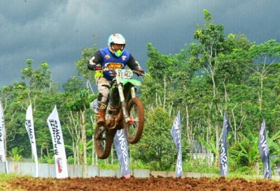 Warsito - Crosser Executive Jatim : PELAKU KAWAK OTOMOTIF JATIM YANG KINI INTENS MENGUKIR PRESTASI DI MOTOCROSS