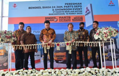 Prosesi Pemotongan Pita, berlangsung oleh Kei Kubota Sales and Marketing Director PT. Krama Yudha Tiga Berlian Motors &amp; Henry Katio Director PT. Barito Berlian Motor.