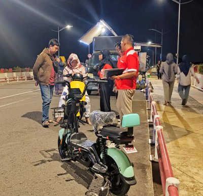 Viar PT. Triangle Motorindo. Antusias berpartisipasi memeriahkan Auto Fashion Surabaya 2023, melalui display unit terbaru Electric Vehicle yang marketnya lagi diatas angin.