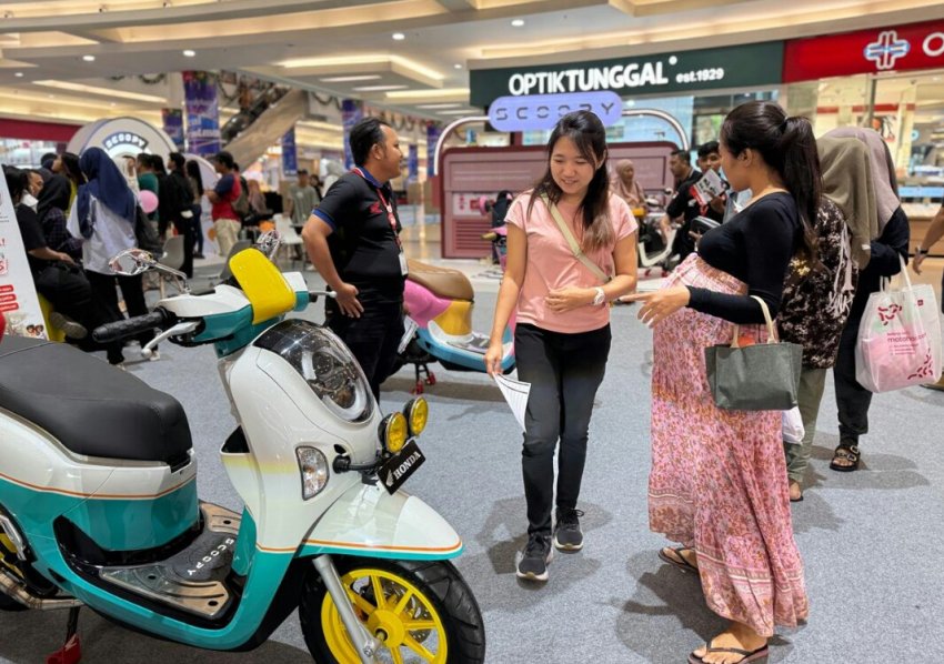 New Honda Scoopy Curi Perhatian Ribuan Pengunjung Royal Plaza Surabaya