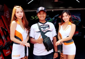 Satrio Bangun Pratama Pembalap AMRF UD Hasil Bumi 46 Production GTX MX Team. Berada di booth ban Maxxis di Moto GP Malaysia &amp; mengabadikan momen bersama SPG Maxxis usai belanja ban pacul.