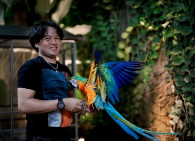 Mevans Sanggramawijaya - Onesixeight Racing Team. Hobi lama yang sempat ditinggalkan, bermain dengan burung Macaw kesayanganya. 