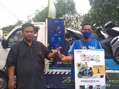 YAMAHA JATIM KURANGI PERSEBARAN COVID 19 DENGAN BERBAGI MASKER