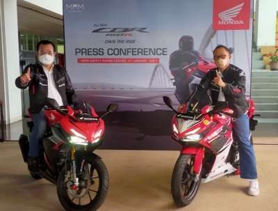 Suwito M Presdir PT. MPM Honda Jatim &amp; Dendy Sean Direktur Marketing PT. MPM Honda Jatim. Saat mengenalkan Honda All New CBR 150R &amp; optimis akan diminati penggemar sport dengan dna racing. 