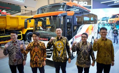 Kei Kubota Sales and Marketing Director PT. Krama Yudha Tiga Berlian Motors,  Nobukazu Tanaka President Director PT. Krama Yudha Tiga Berlian Motors,  Budi Susilo Owner PT. Bagong Dekaka Makmur, Duljatmono   Sales and Marketing Director PT. Krama Yudha Tiga Berlian Motors, Shun Yatsugi Product Strategy Director PT. Krama Yudha Tiga Berlian Motors. Kenalkan Fuso EURO4 yang bertransformasi ke sebuah armada bus. 